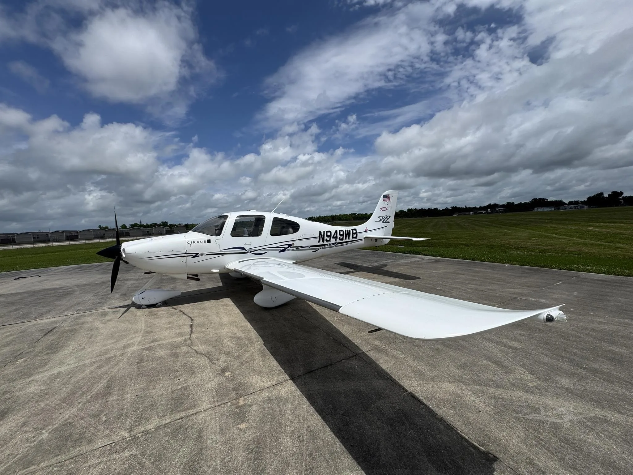 Exterior view of a 2003 CIRRUS SR22.