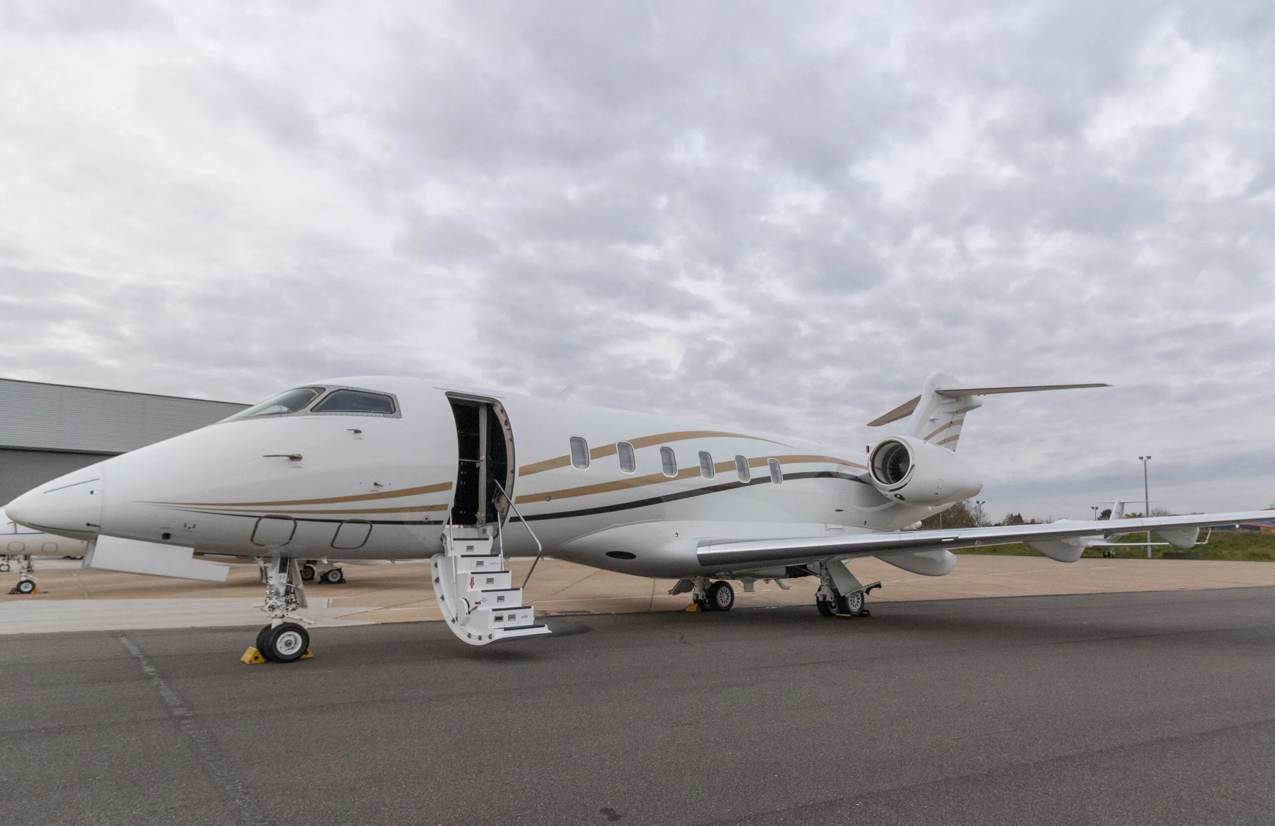 Exterior view of a 2018 Bombardier CHALLENGER 350.