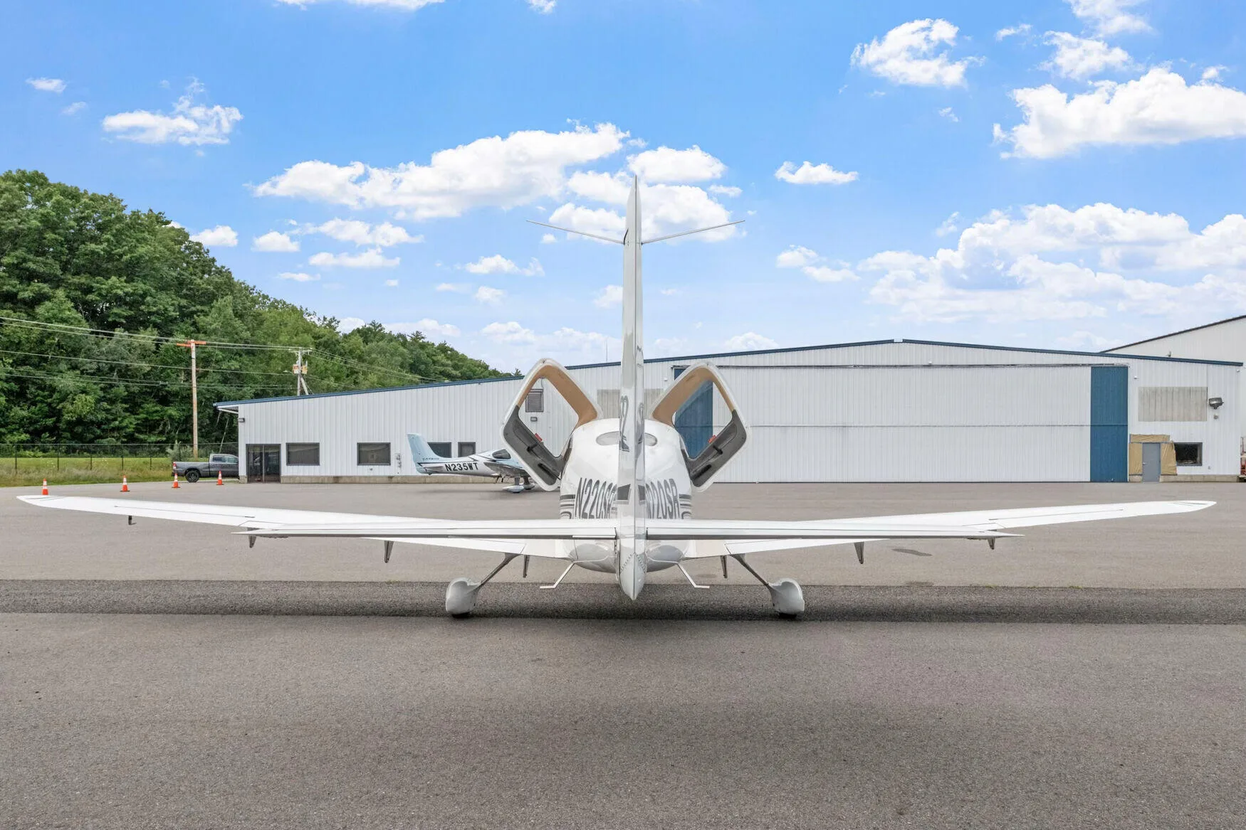 Exterior view of a 2000 Cirrus SR22 G1.