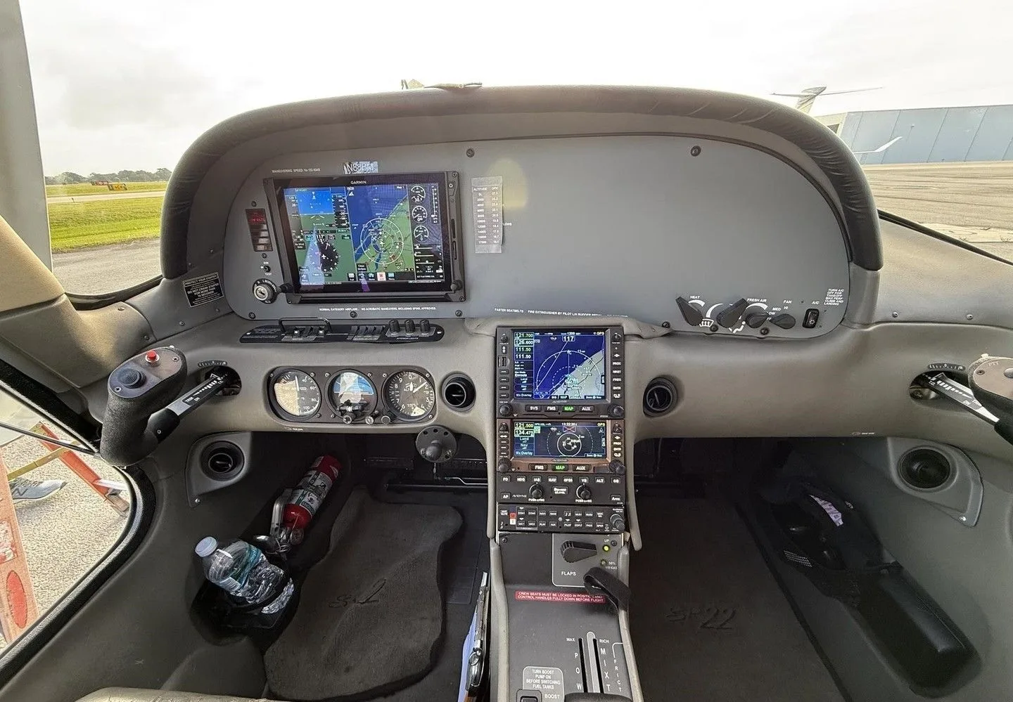 Avionics suite of a 2004 Cirrus SR22 G2.