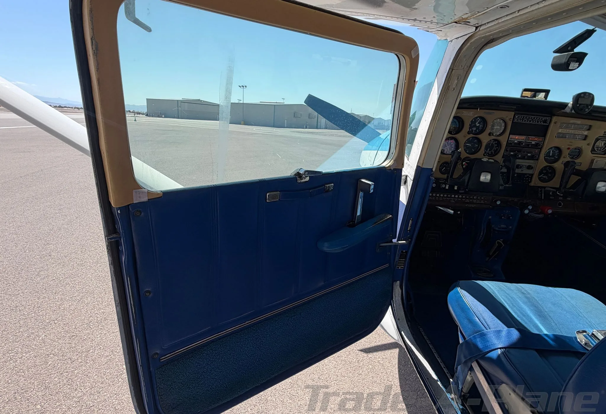 Exterior view of a 1978 CESSNA 182Q SKYLANE, N735WH.