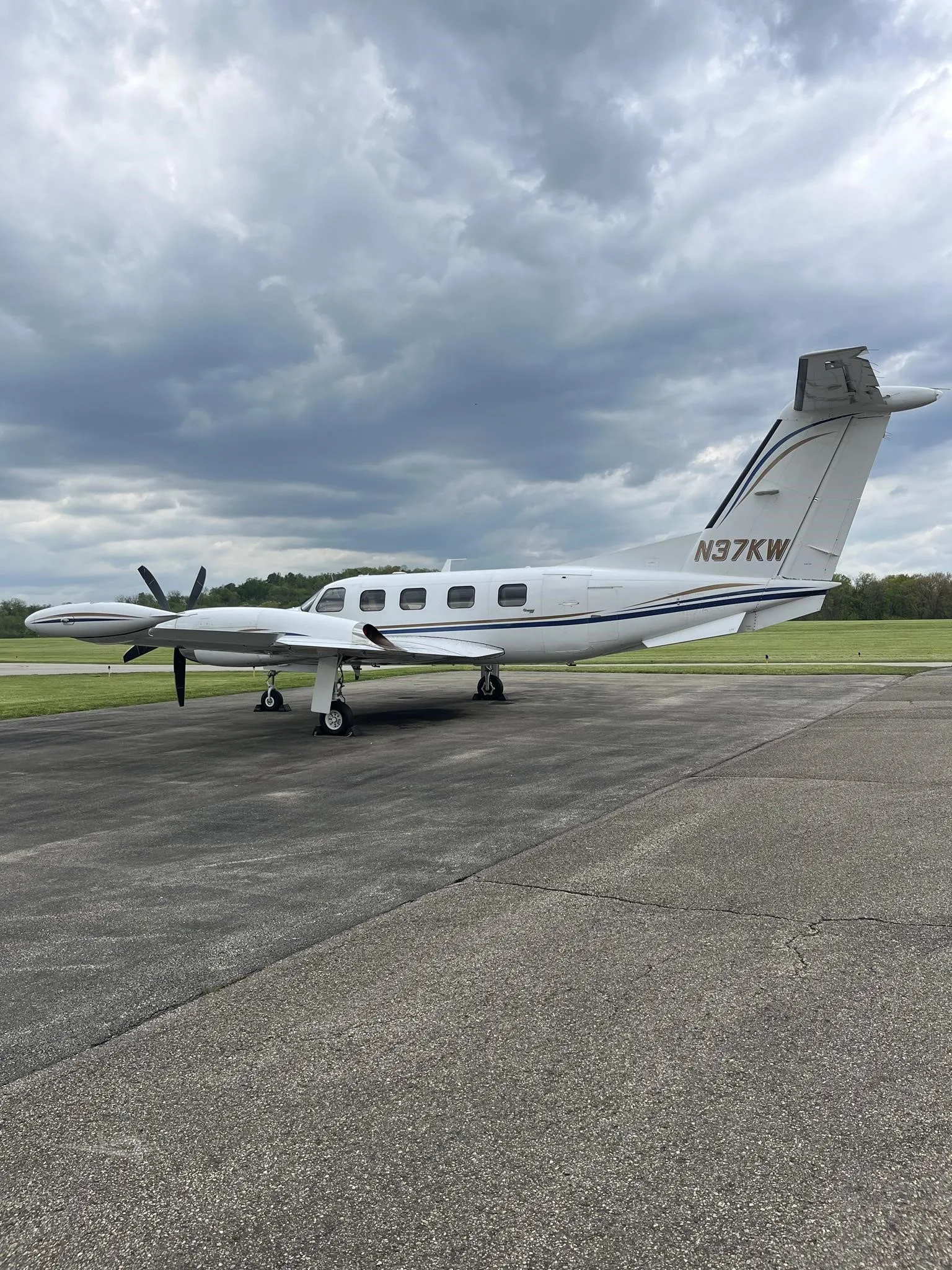 Exterior view of a 1989 PIPER CHEYENNE 400LS.