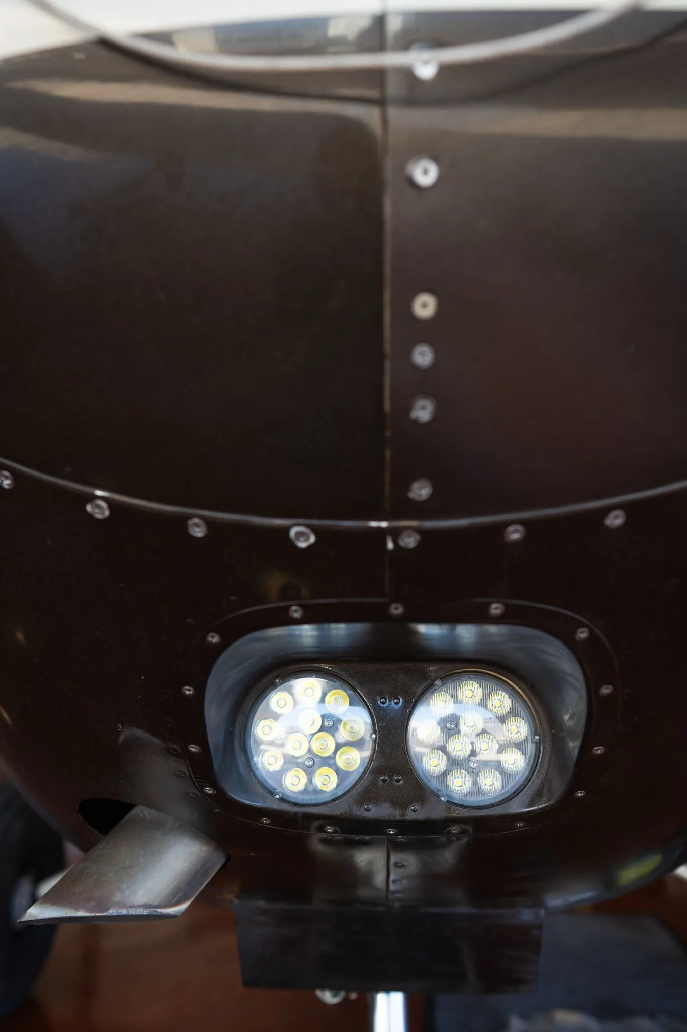 Cockpit and instrument panel of a Cessna R172K Hawk XP - Aerista.