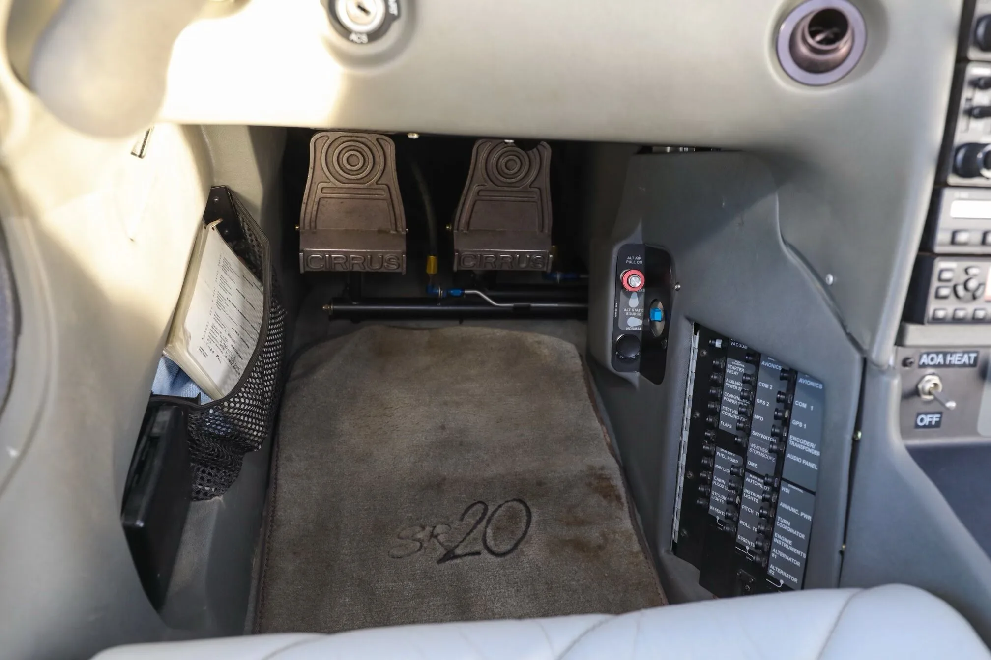 Cabin interior of a Cirrus N501DF SR20-G1 - Aerista.