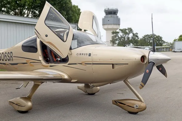 Exterior view of a 2007 Cirrus SR22-G3, N606SR.