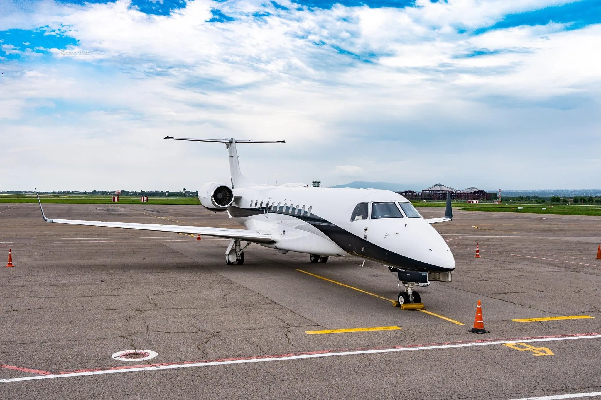 Exterior view of a 2011 EMBRAER LEGACY 650, UP-EM028.