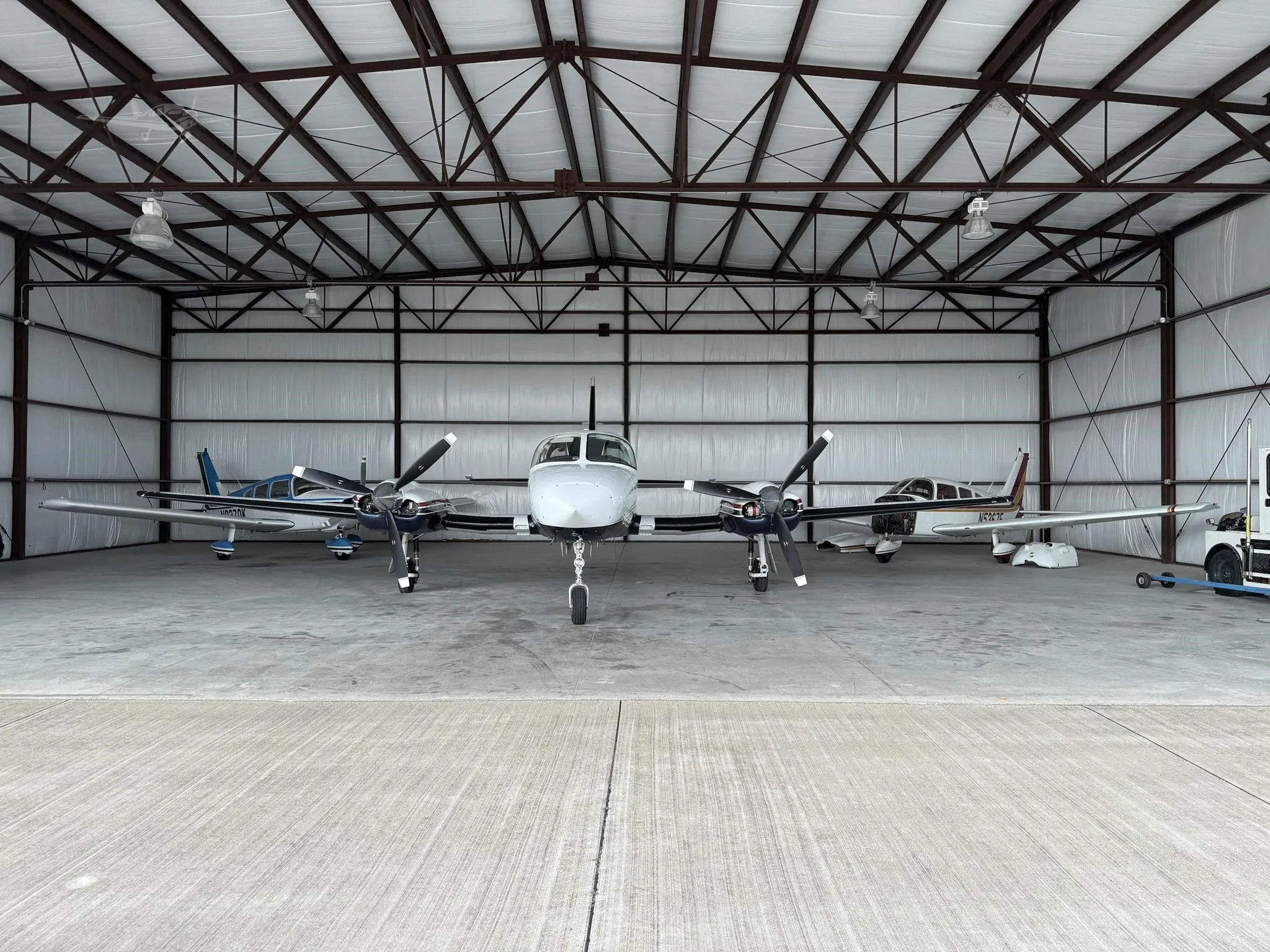 Exterior view of a CESSNA 421C, N2658Z.