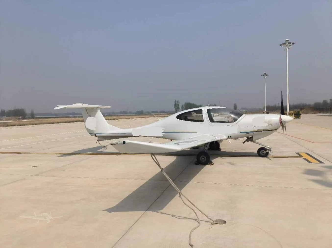 Exterior view of a 2014 DIAMOND DA40 D, B-0207.