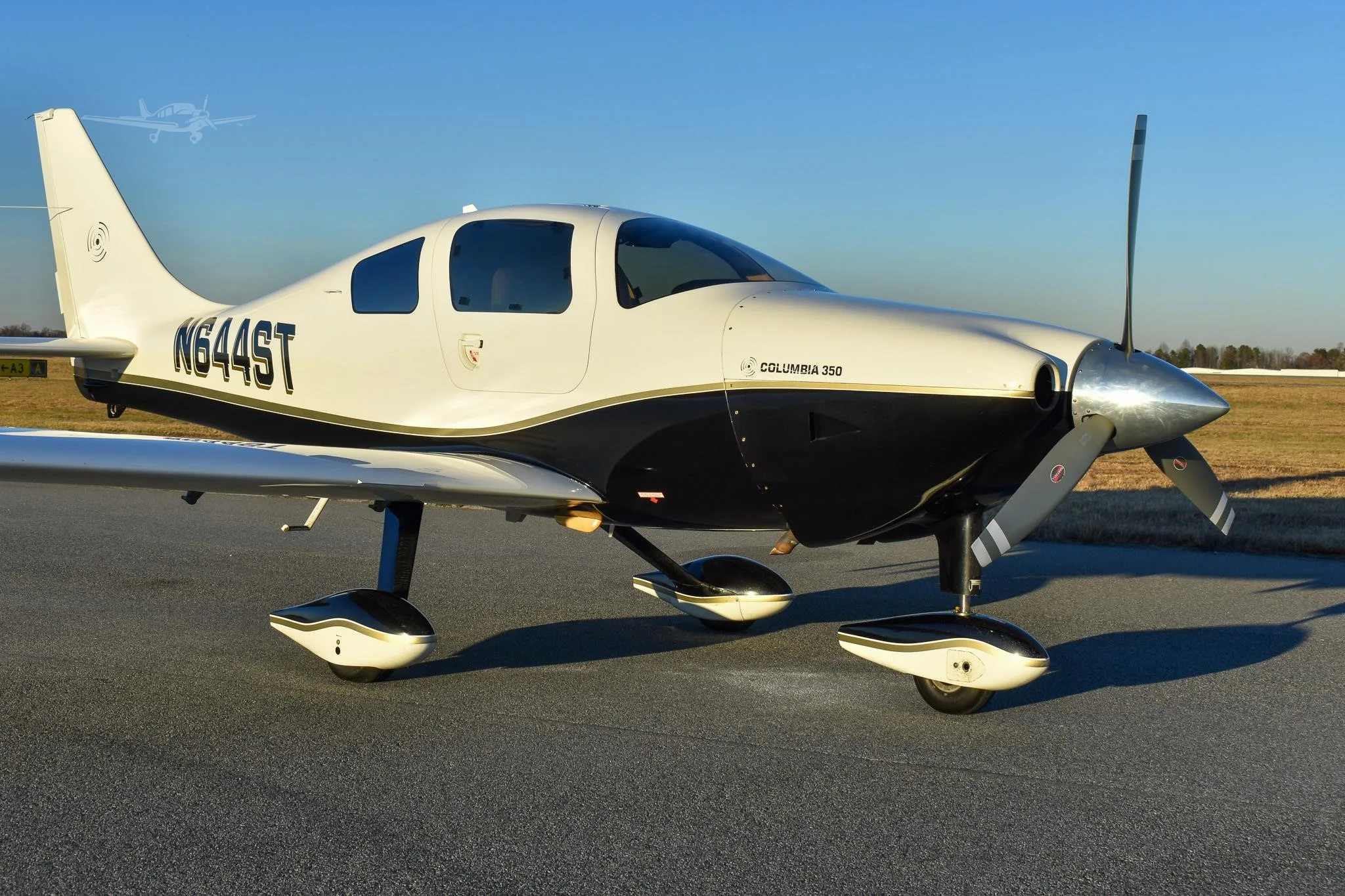 Exterior view of a 2005 COLUMBIA 350, N644ST.