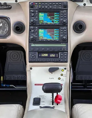Cockpit and instrument panel of a 2004 Cirrus SR20.