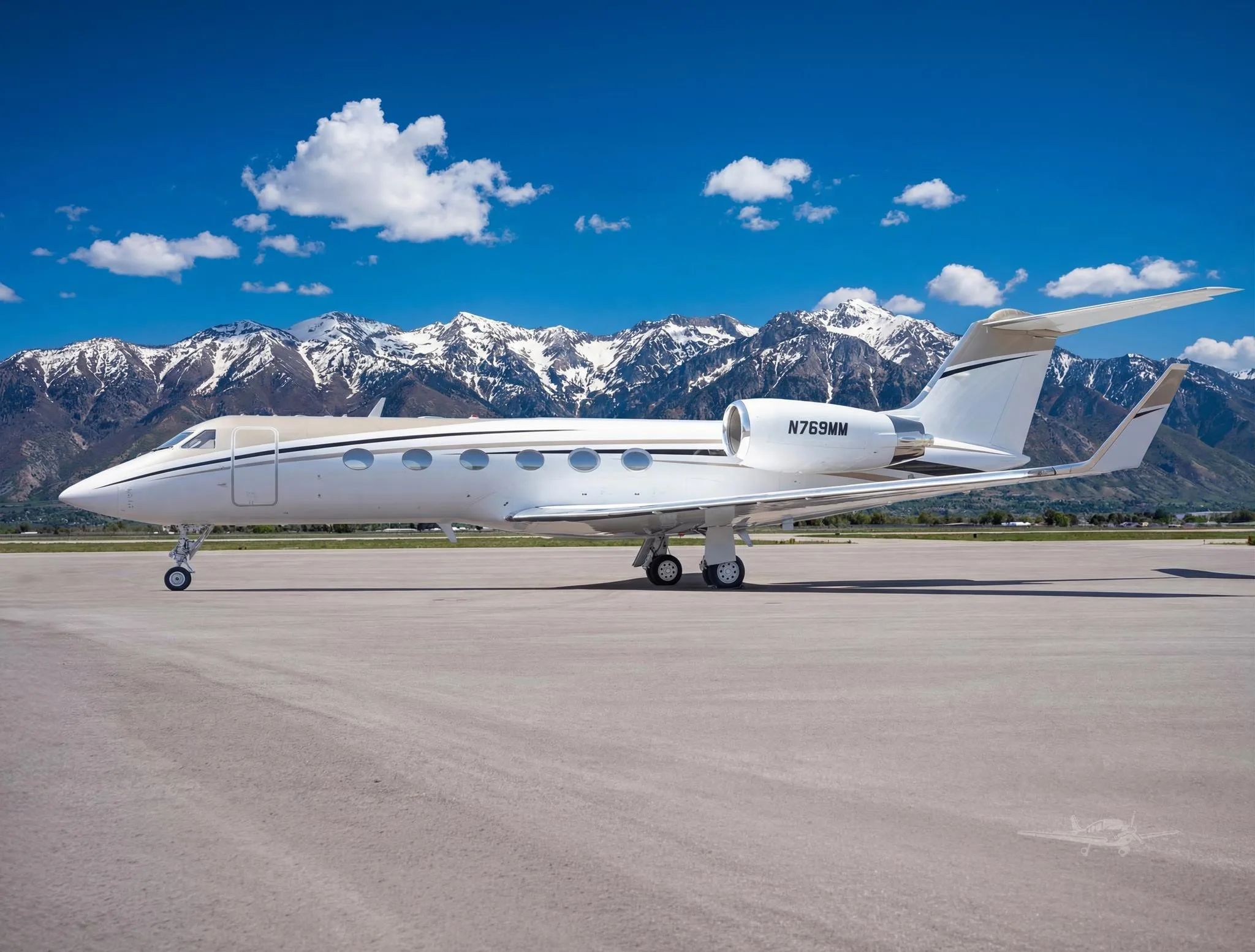 Exterior view of a 1999 GULFSTREAM GIVSP, N769MM.