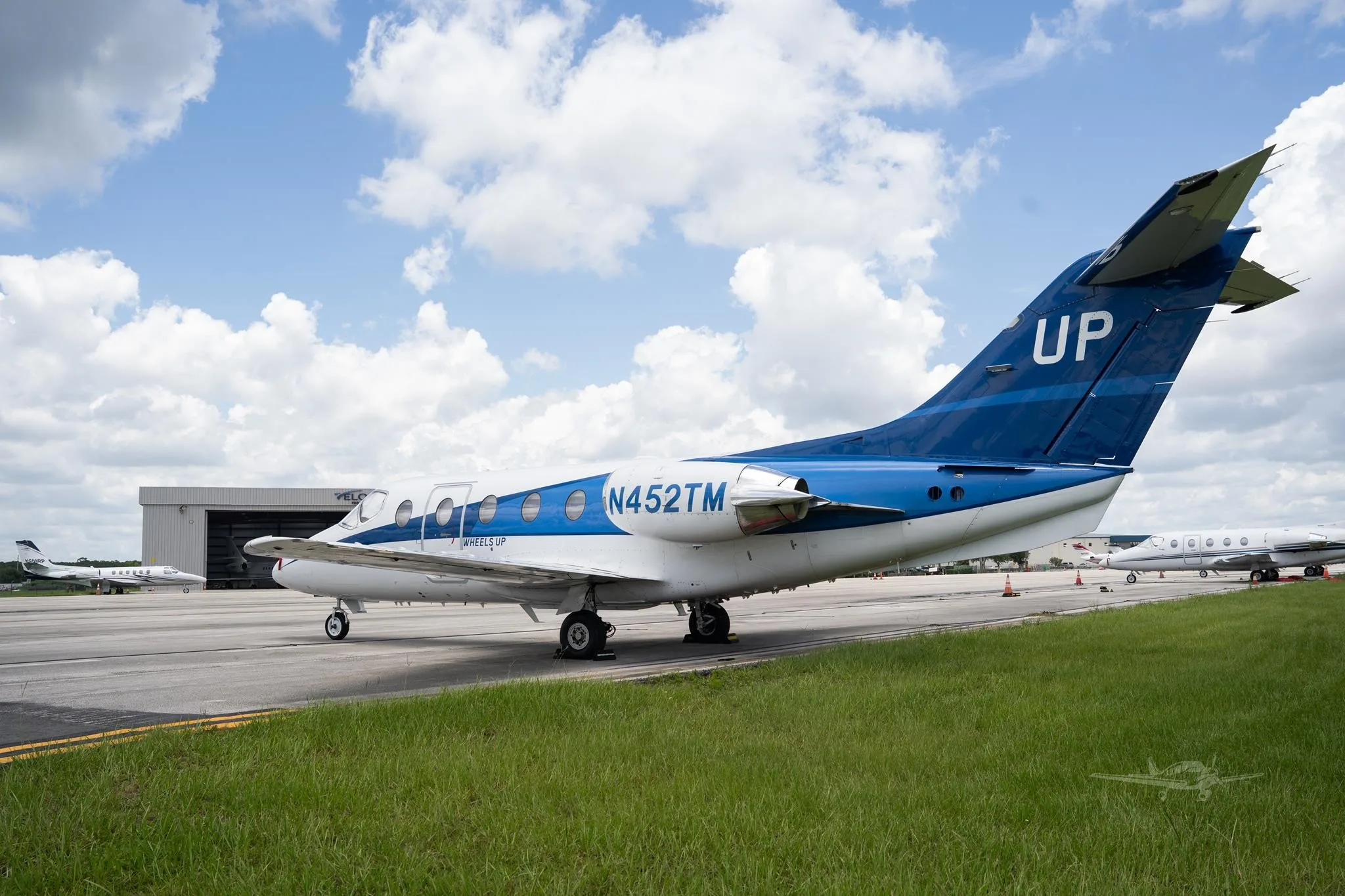 Exterior view of a 2008 HAWKER 400XP, N452TM.