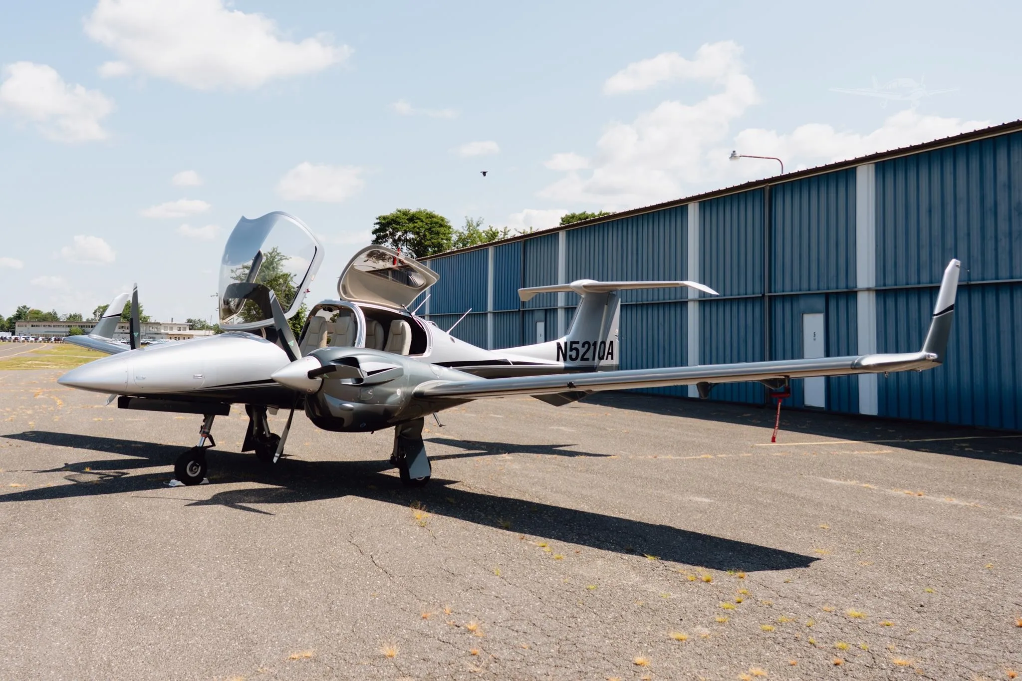 Exterior view of a 2018 DIAMOND DA42 VI, N521QA.