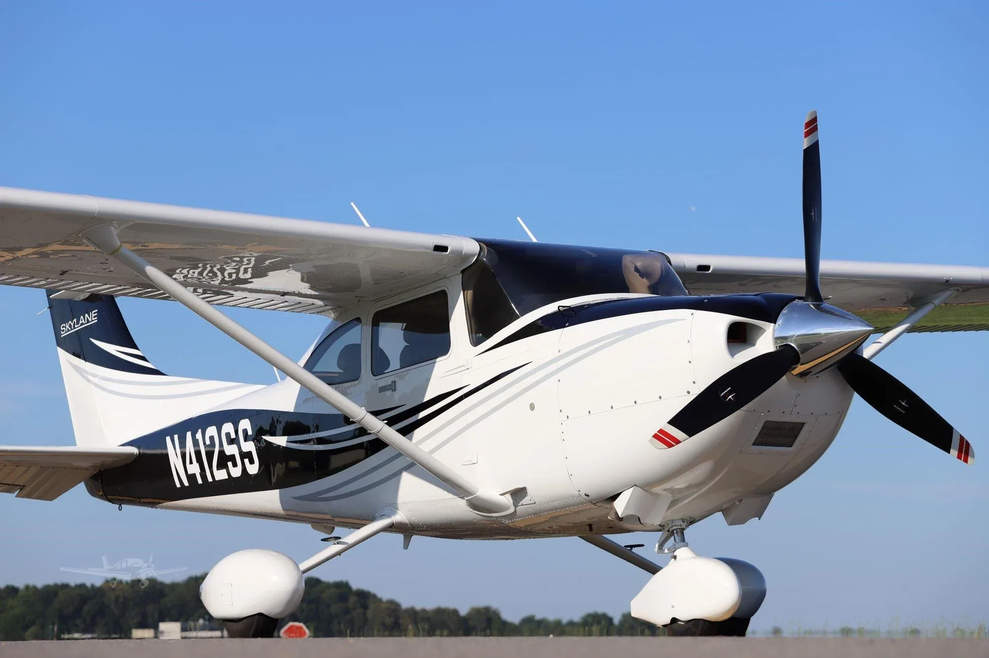 Cockpit and instrument panel of a 2022 Cessna 182T Skylane.