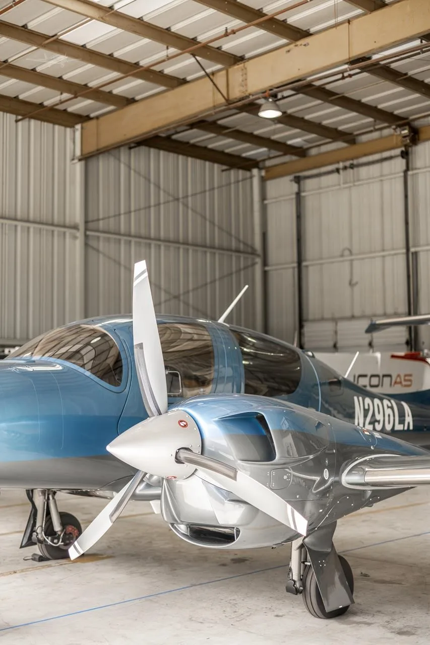 Exterior view of a 2019 DIAMOND DA62, N296LA.