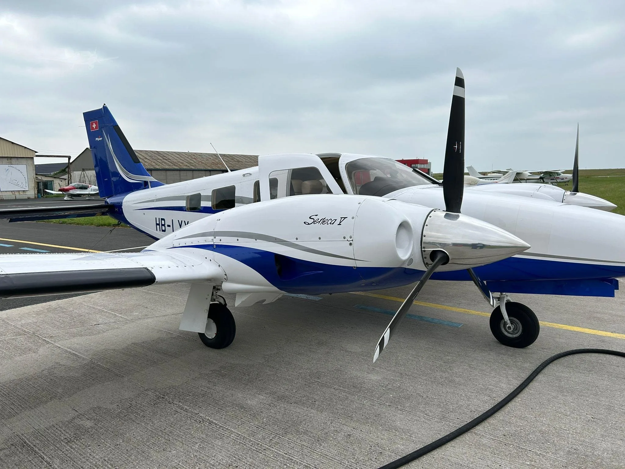 Exterior view of a 2012 PIPER SENECA V.
