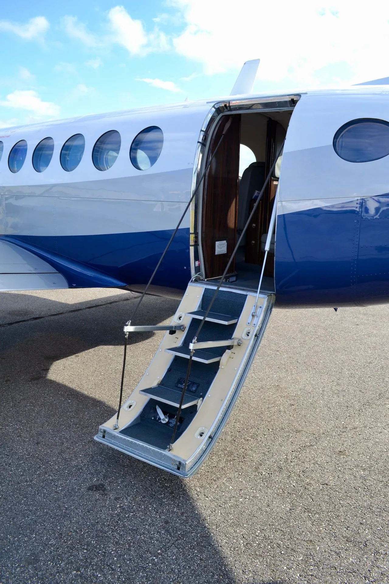 Exterior view of a 2013 Beechcraft KING AIR 350I — Carolina Jet.