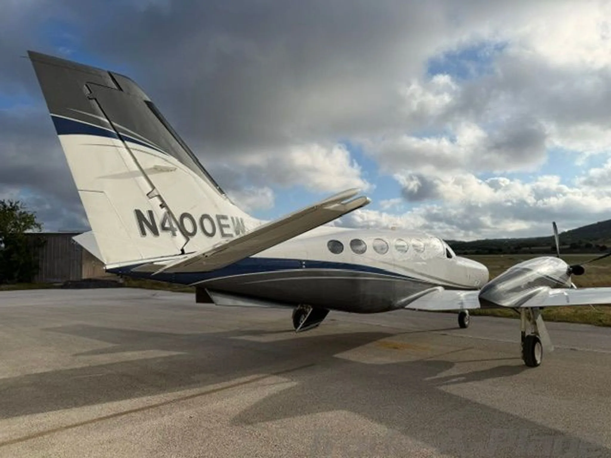 Exterior view of a 1981 CESSNA CONQUEST I, N400EW.