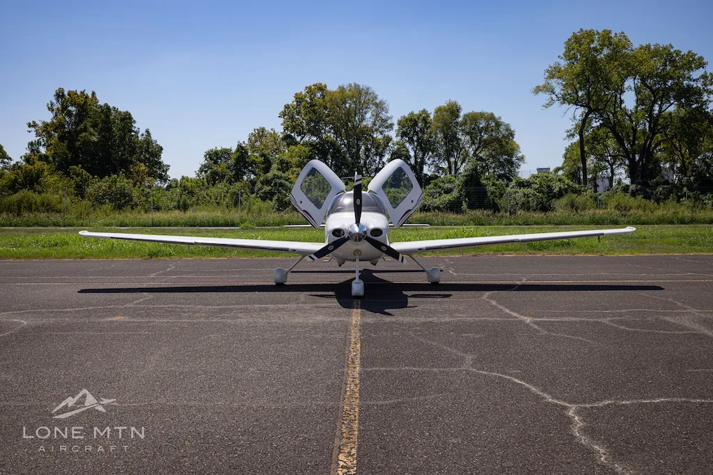 Exterior view of a 2005 Cirrus SR22 G2 GTS, N834AK.