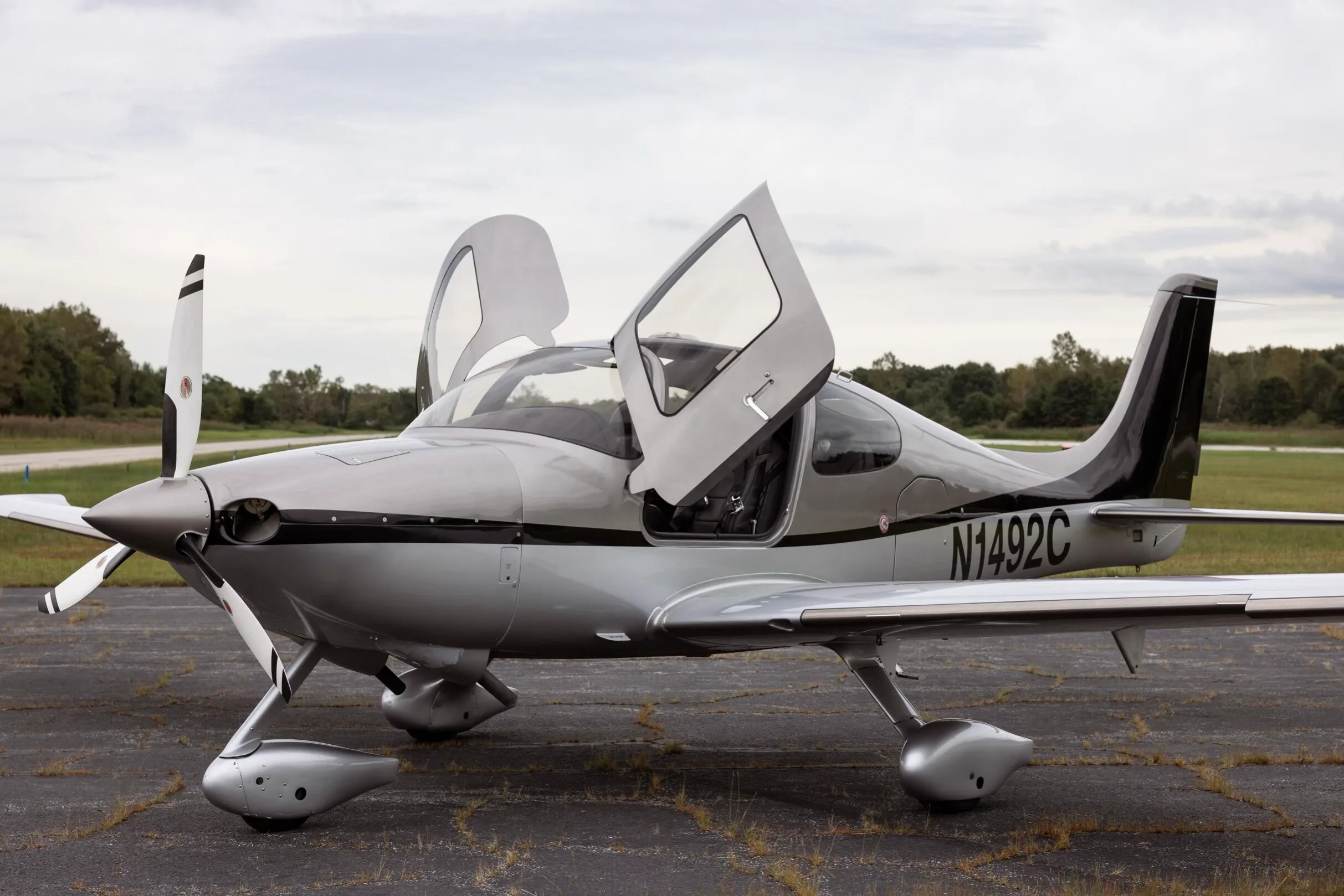 Exterior view of a 2003 Cirrus SR22 G1, N1492C.