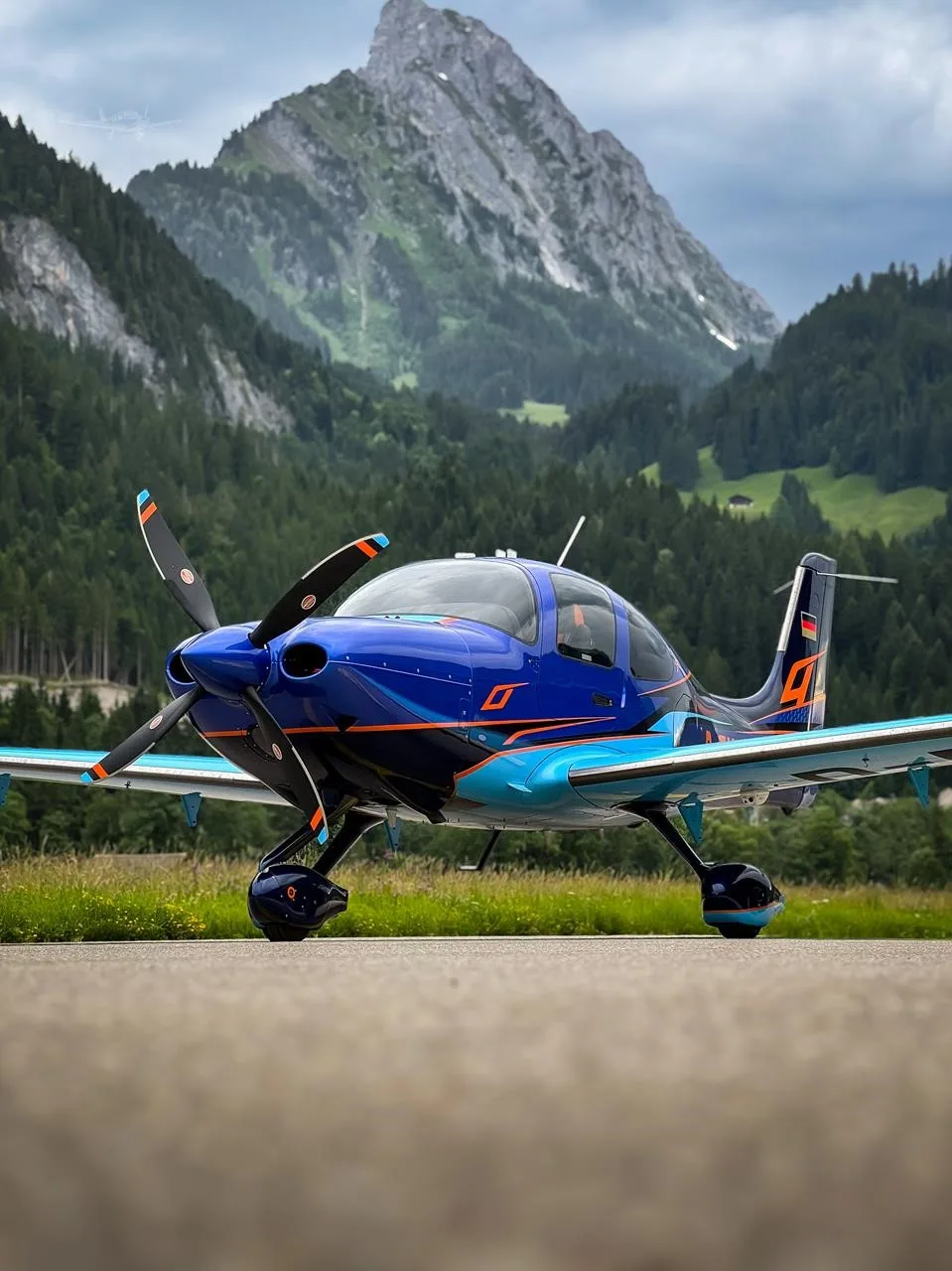 Exterior view of a 2023 CIRRUS SR22-G6 TURBO, D-EXMN.