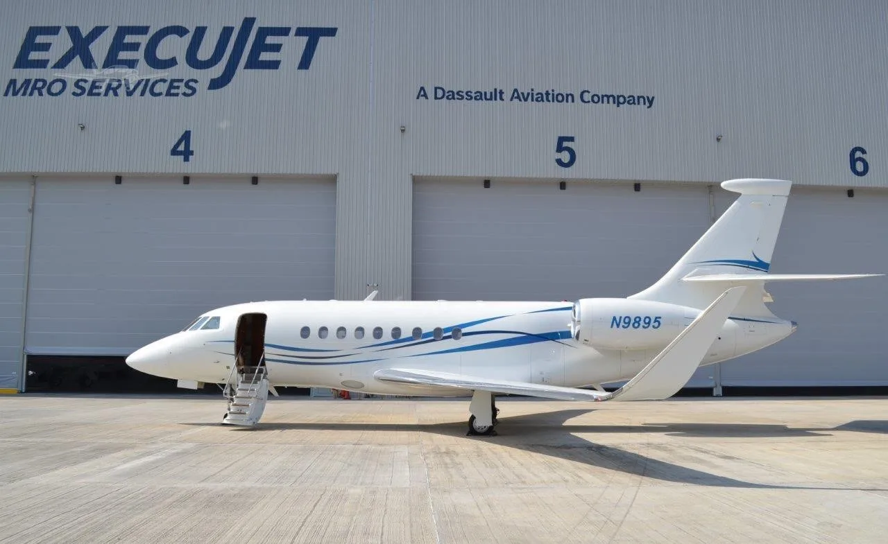 Exterior view of a 2009 DASSAULT FALCON 2000LX, N9895.
