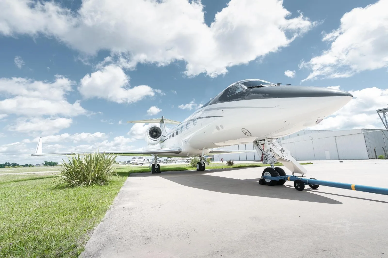 Exterior view of a 2004 GULFSTREAM G400, LV-JQW.