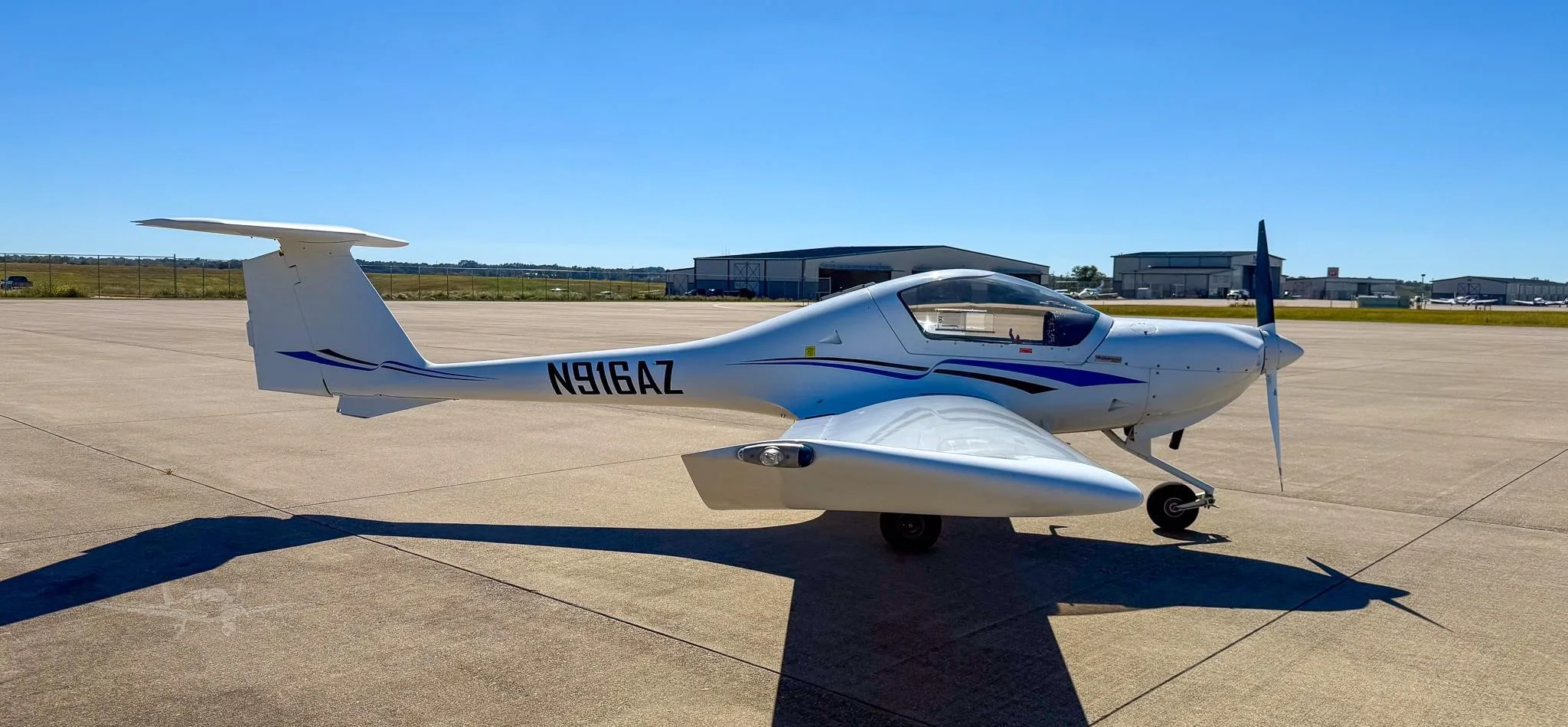 Exterior view of a 1998 DIAMOND DA20-C1, N916AZ.