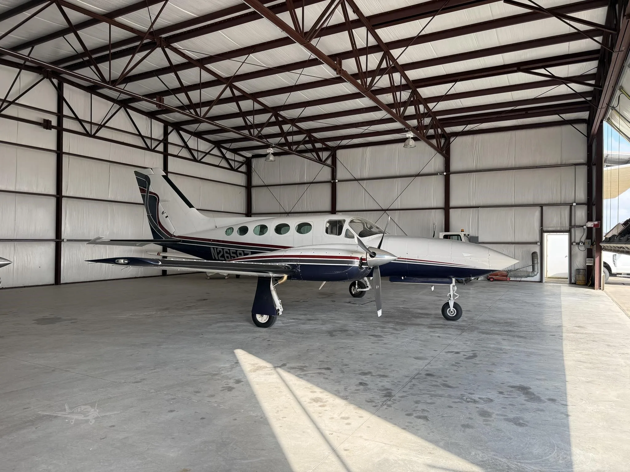 Exterior view of a CESSNA 421C, N2658Z.