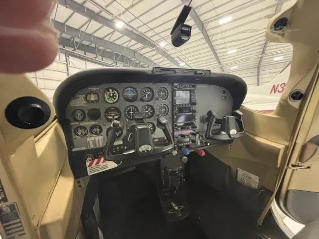 Cockpit and instrument panel of a 2001 CESSNA 182T SKYLANE.