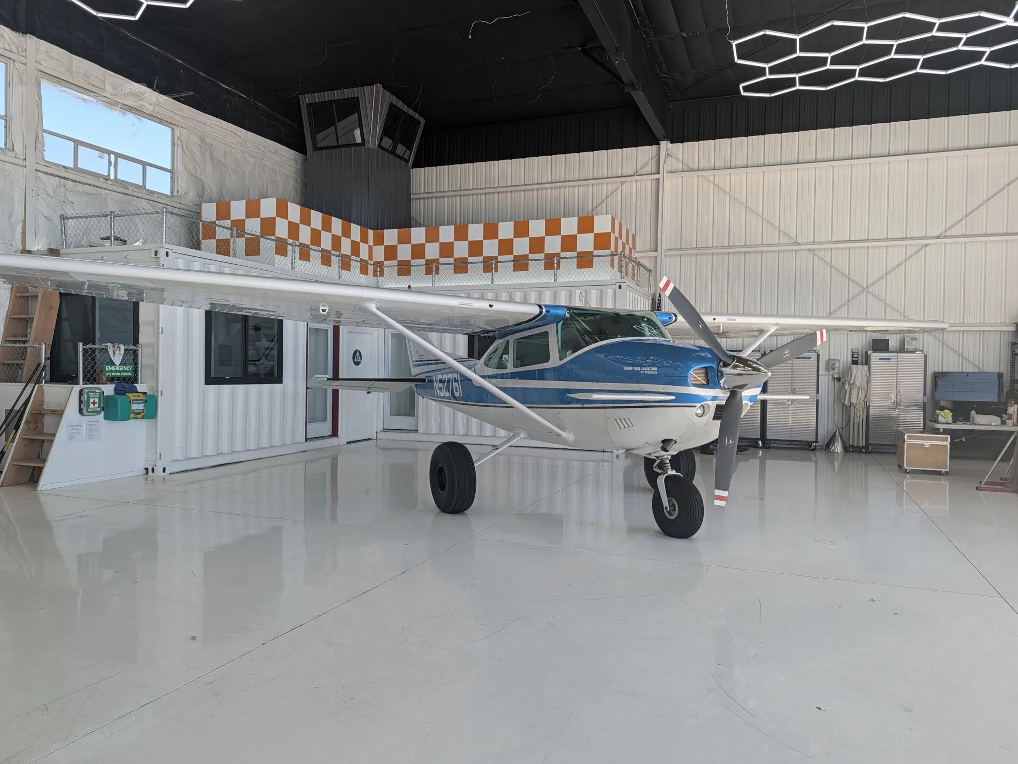Exterior view of a CESSNA 182 SKYLANE, N52761.