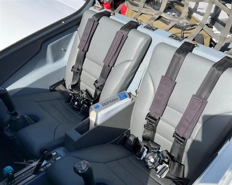 Cabin interior of a 1998 DIAMOND DA20-A1 KATANA.