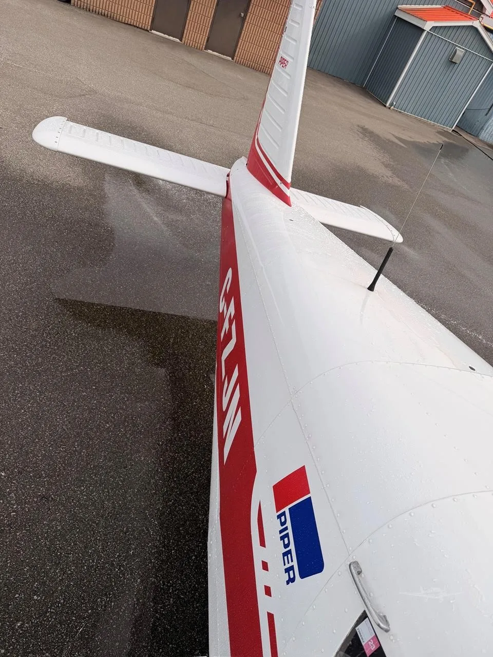 Exterior view of a 1971 PIPER CHEROKEE 140, CF-ZJN.