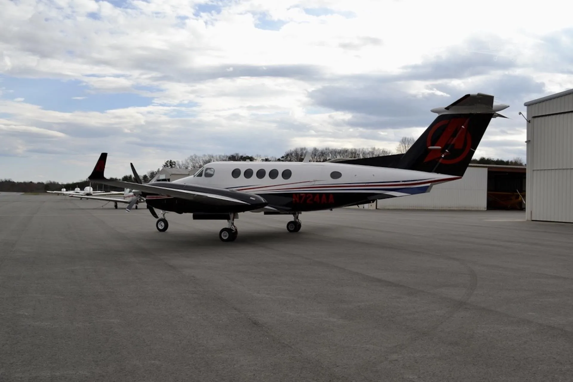 Exterior view of a 1998 BEECHCRAFT KING AIR B200, N724AA.