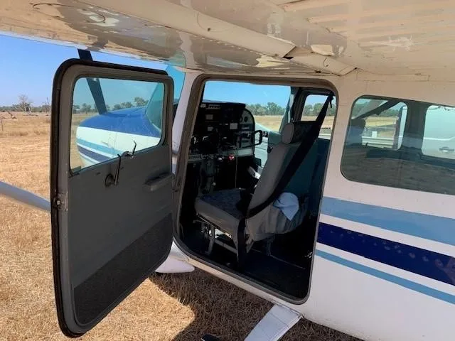 Cabin interior of a CESSNA 182 SKYLANE.