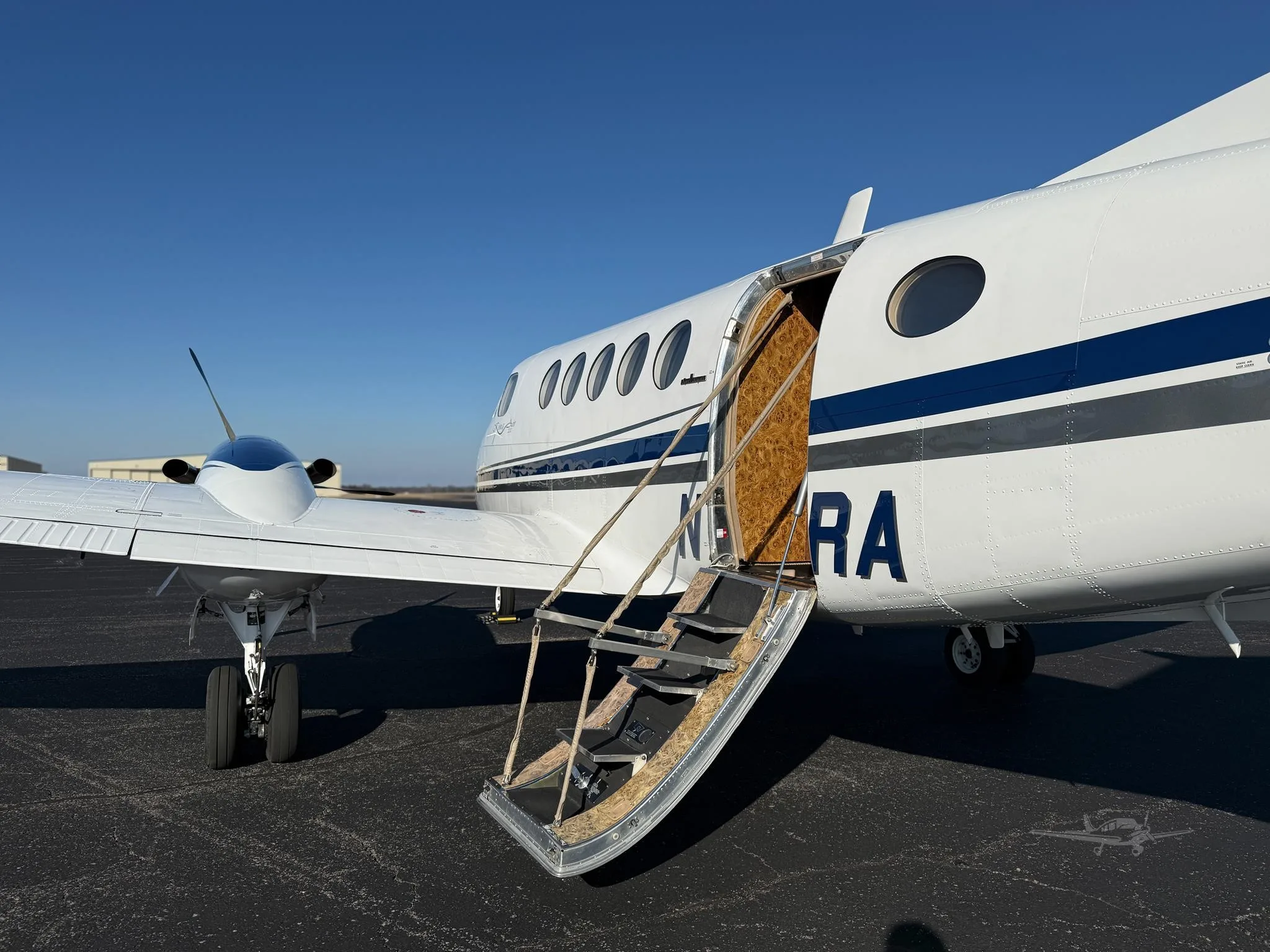 Exterior view of a 1980 BEECHCRAFT KING AIR 200, N725RA.