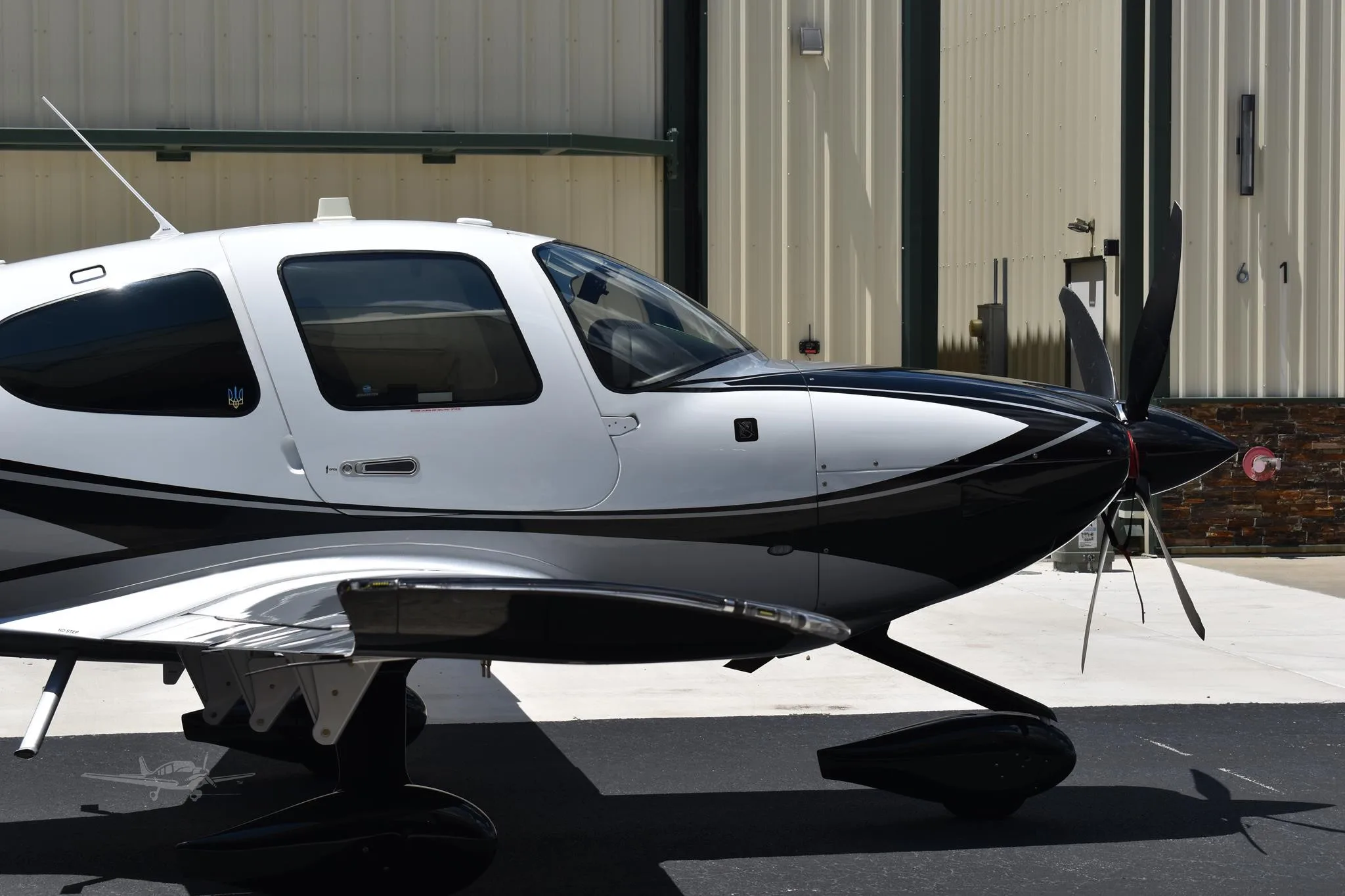 Exterior view of a 2023 CIRRUS SR22-G6 TURBO, N1384M.