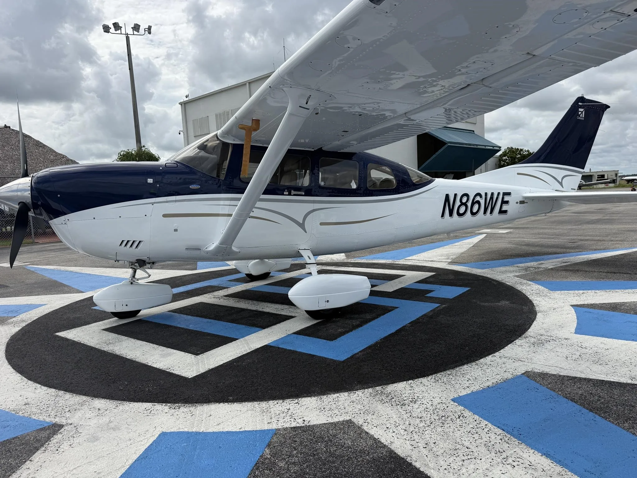 Exterior view of a 2005 CESSNA 206H STATIONAIR, N86WE.