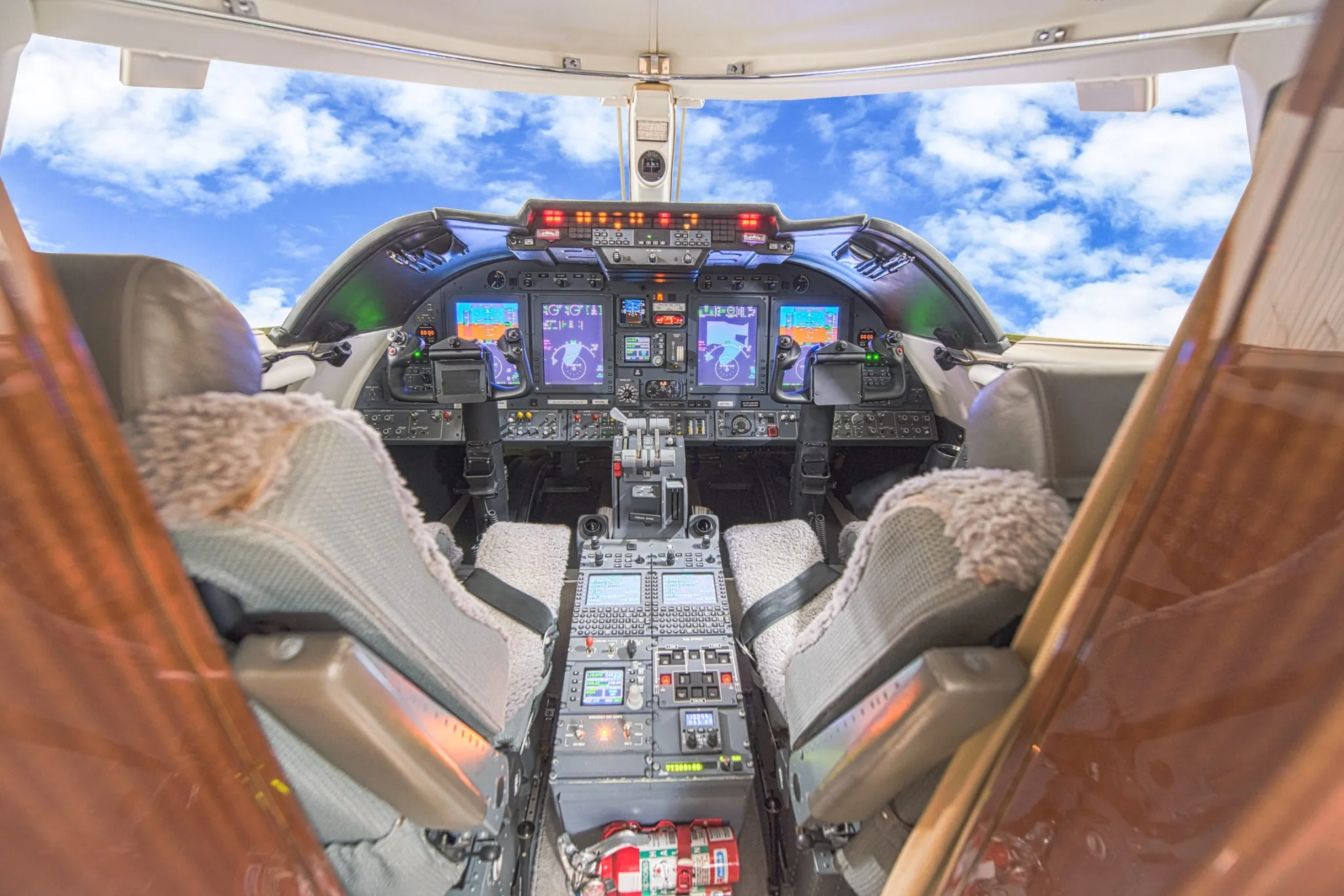 Cockpit and instrument panel of a 2008 Bombardier Learjet 60XR.