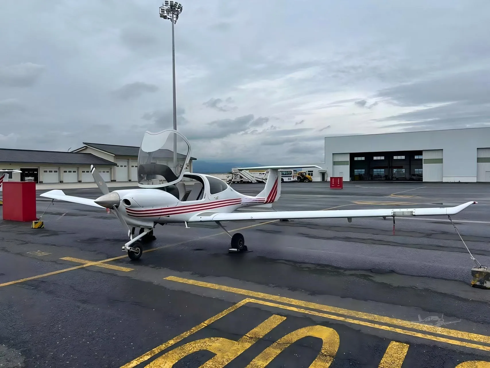 Exterior view of a 2007 DIAMOND DA40-180 STAR, B-9184.
