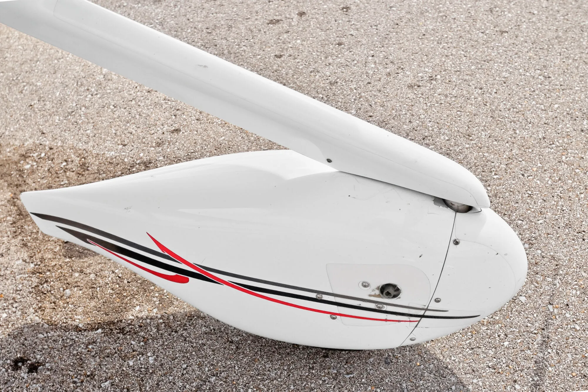 Exterior view of a 2014 Cirrus SR22 G5, N424X.