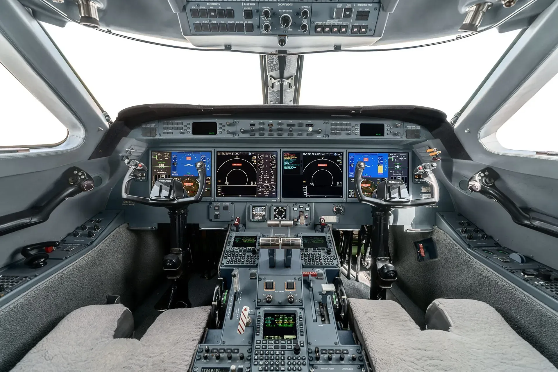 Cockpit and instrument panel of a 2005 Gulfstream G350.