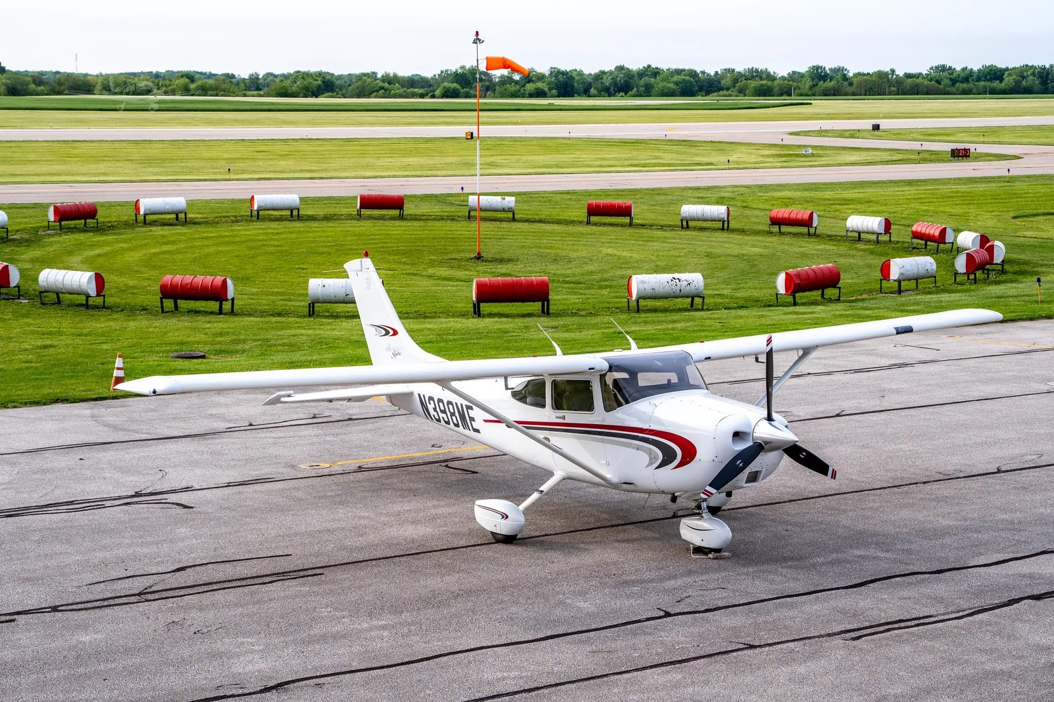 Exterior view of a 2000 CESSNA 182S SKYLANE, N398ME.