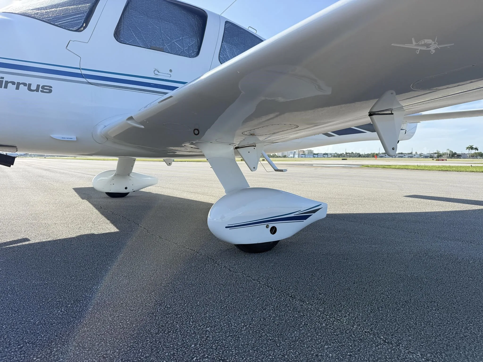 Exterior view of a 2002 CIRRUS SR22, N238AR.