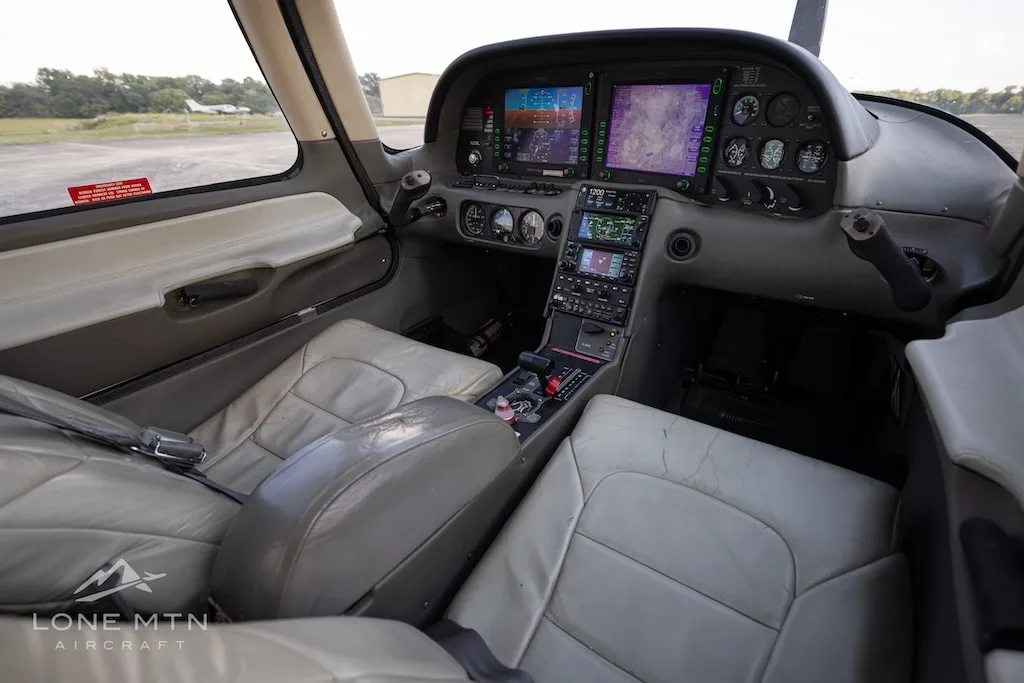 Avionics suite of a 2004 Cirrus SR22.
