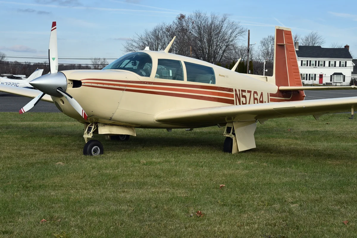 Cockpit and instrument panel of a 1984 Mooney M20J ’84.