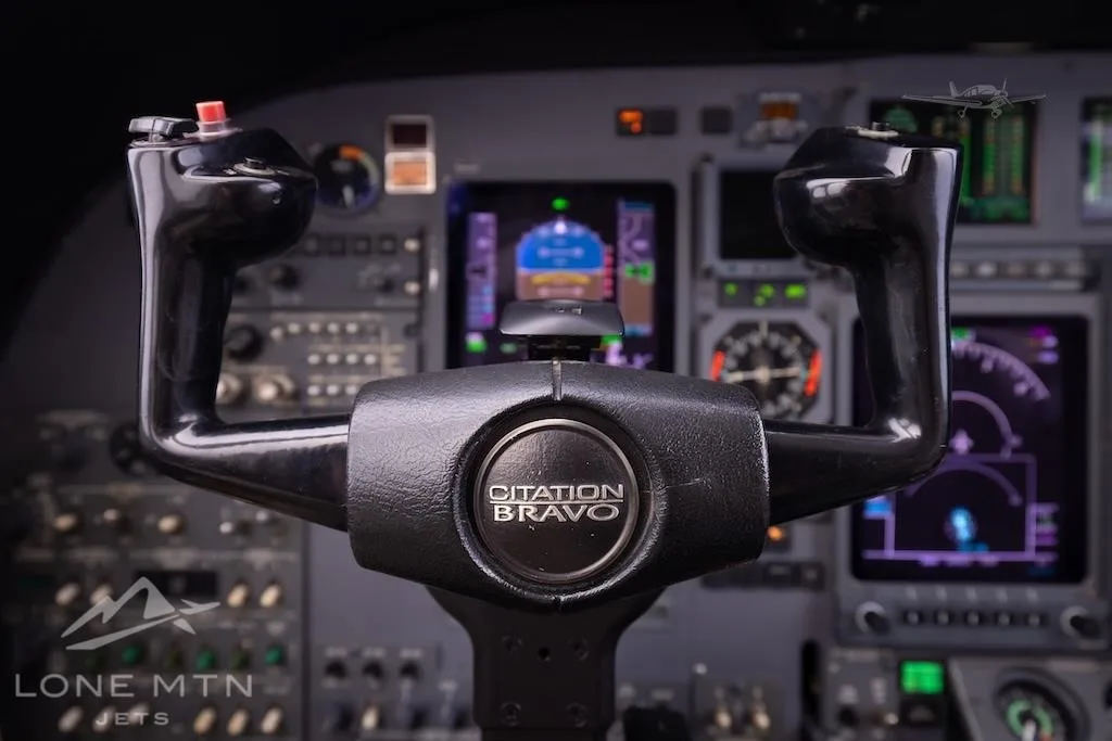 Cockpit and instrument panel of a 2005 CESSNA CITATION BRAVO.