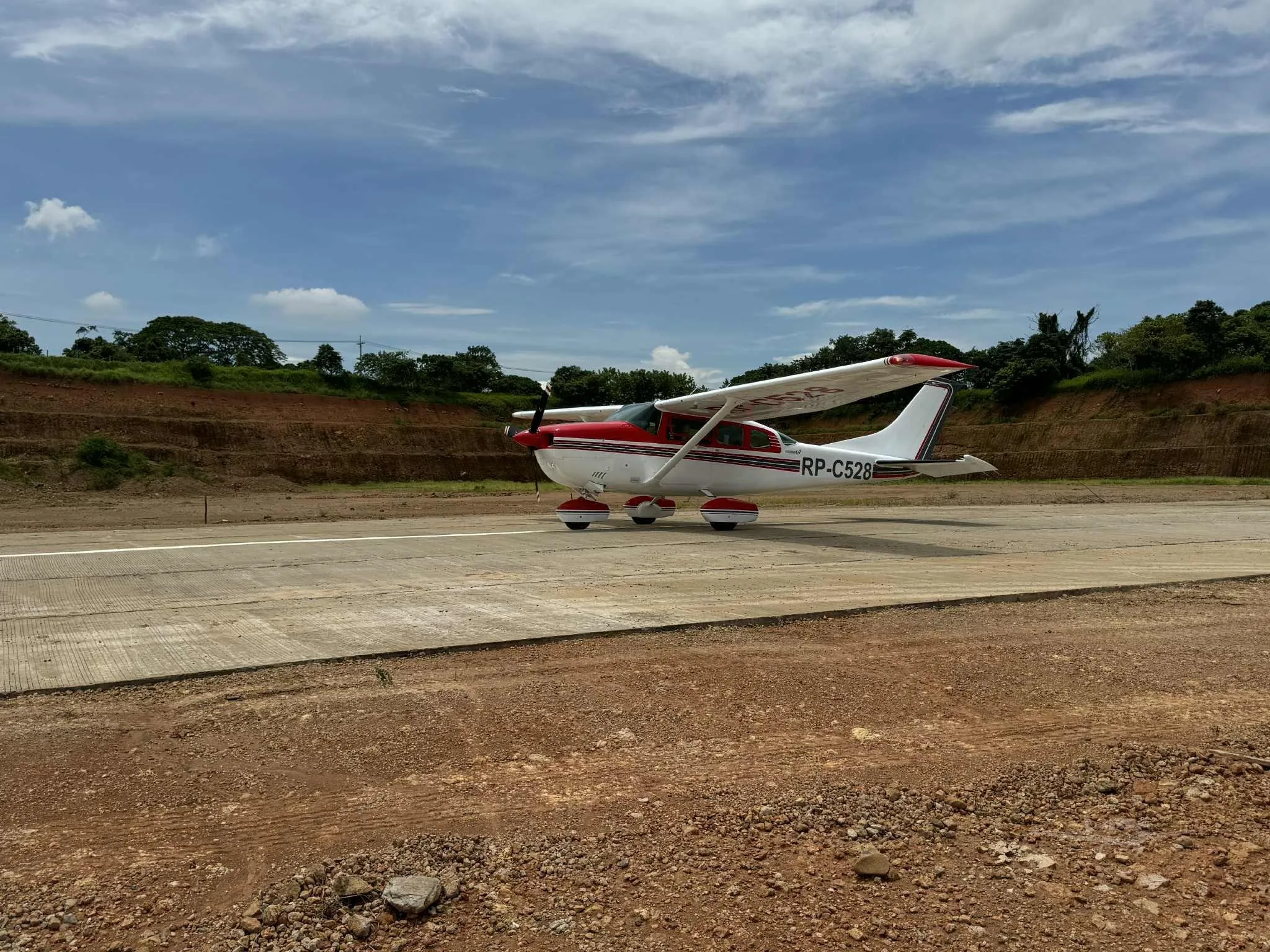 Exterior view of a 1982 CESSNA U206G STATIONAIR, RP-C528.