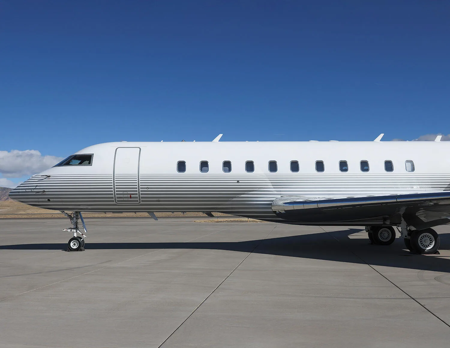 Exterior view of a 2007 Bombardier Global 5000.