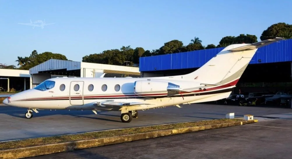 Exterior view of a 2005 HAWKER 400XP.